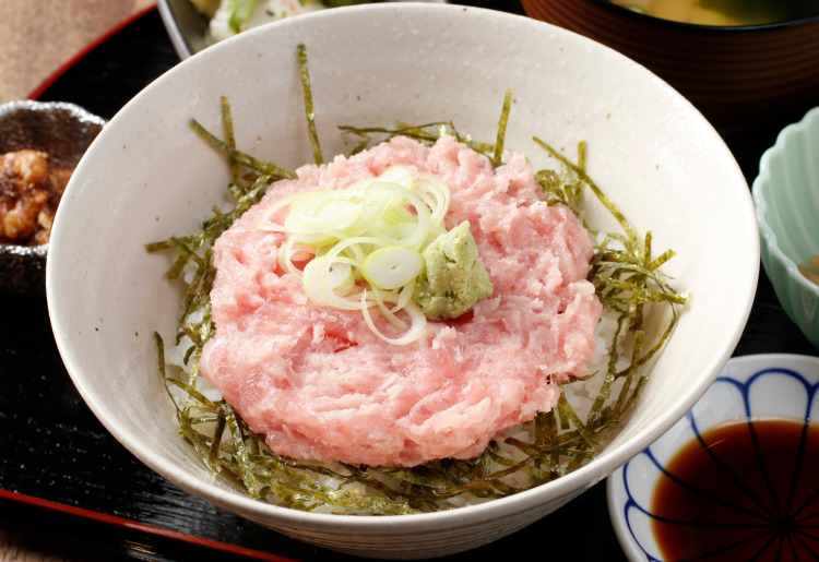 ねぎとろとマグロ刺身定⾷